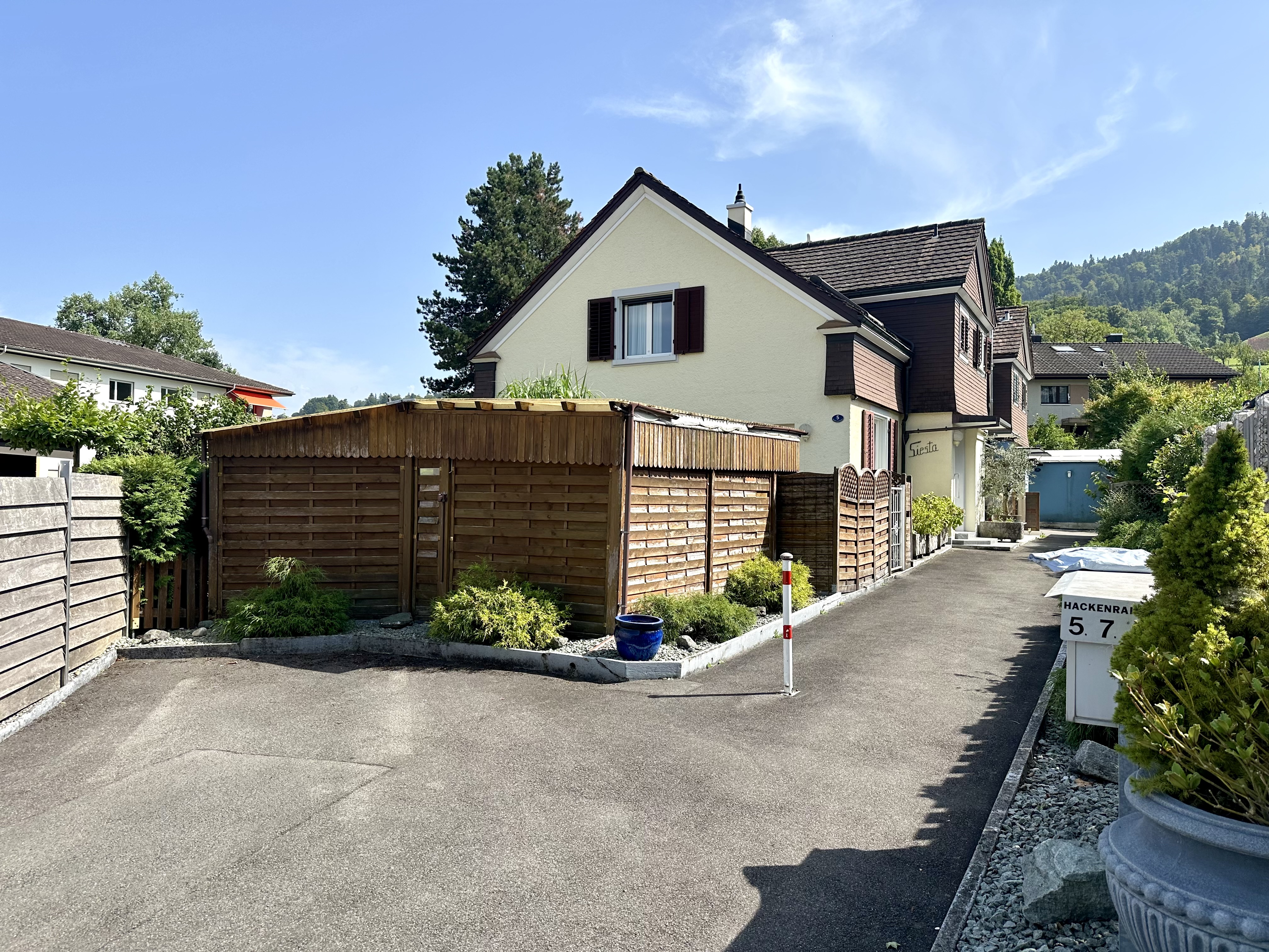 CHARMANT MIT GROSSEM GARTEN—an zentraler Lage