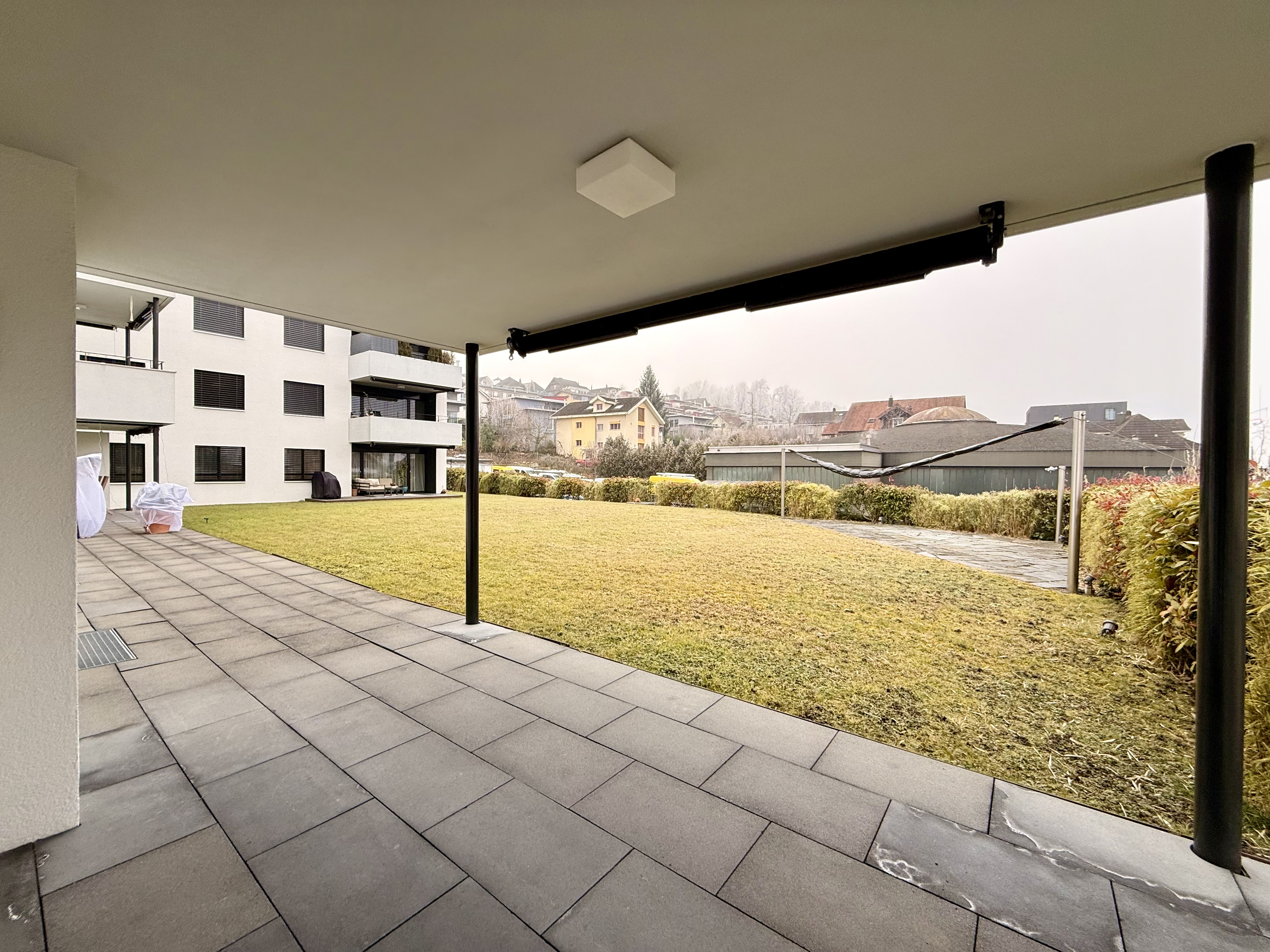 HELL, PRAKTISCH, ZENTRAL MIT EIGENEM GARTENSITZPLATZ