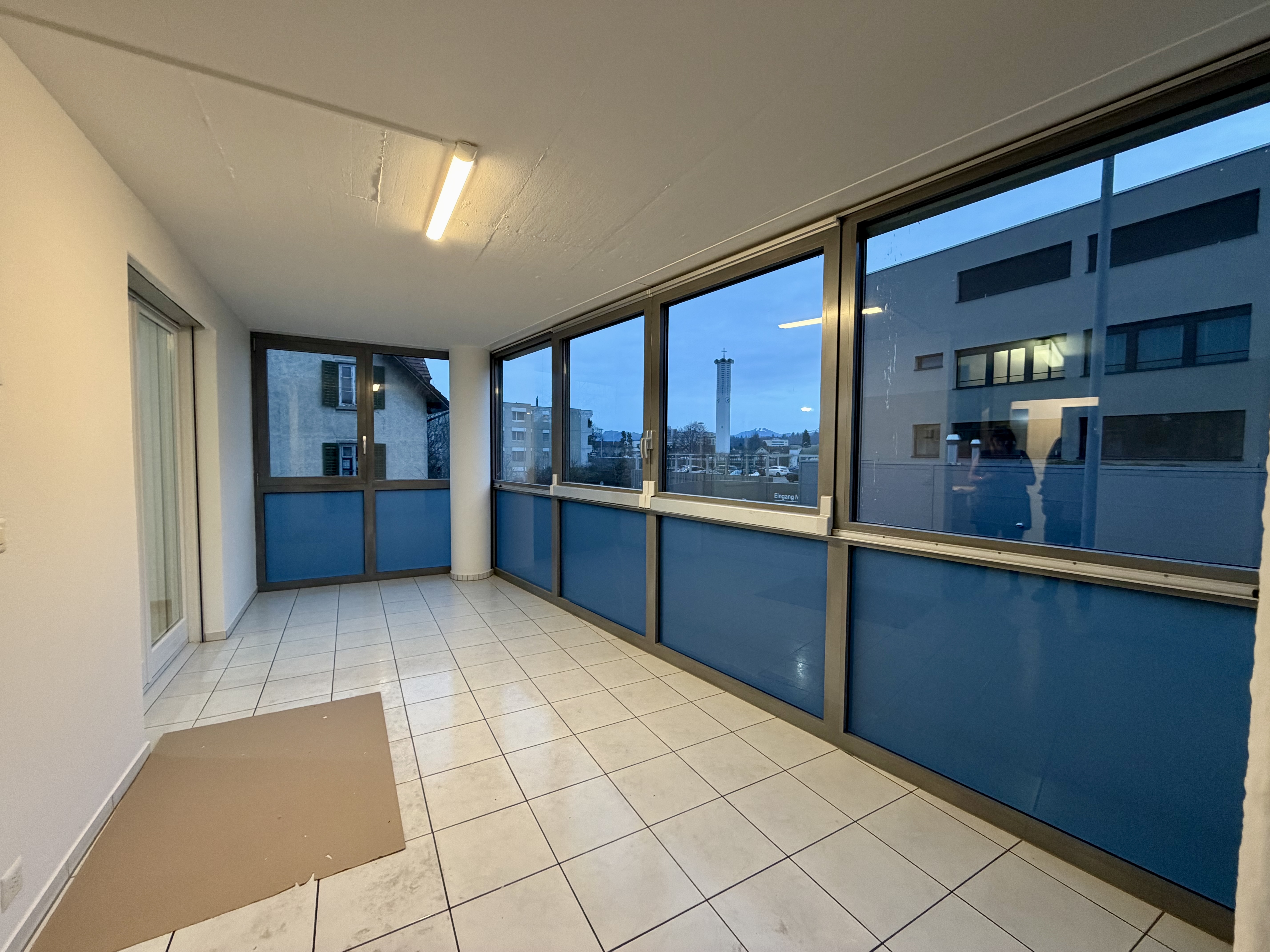 HELL UND ZENTRAL, NÄHE BAHNHOF