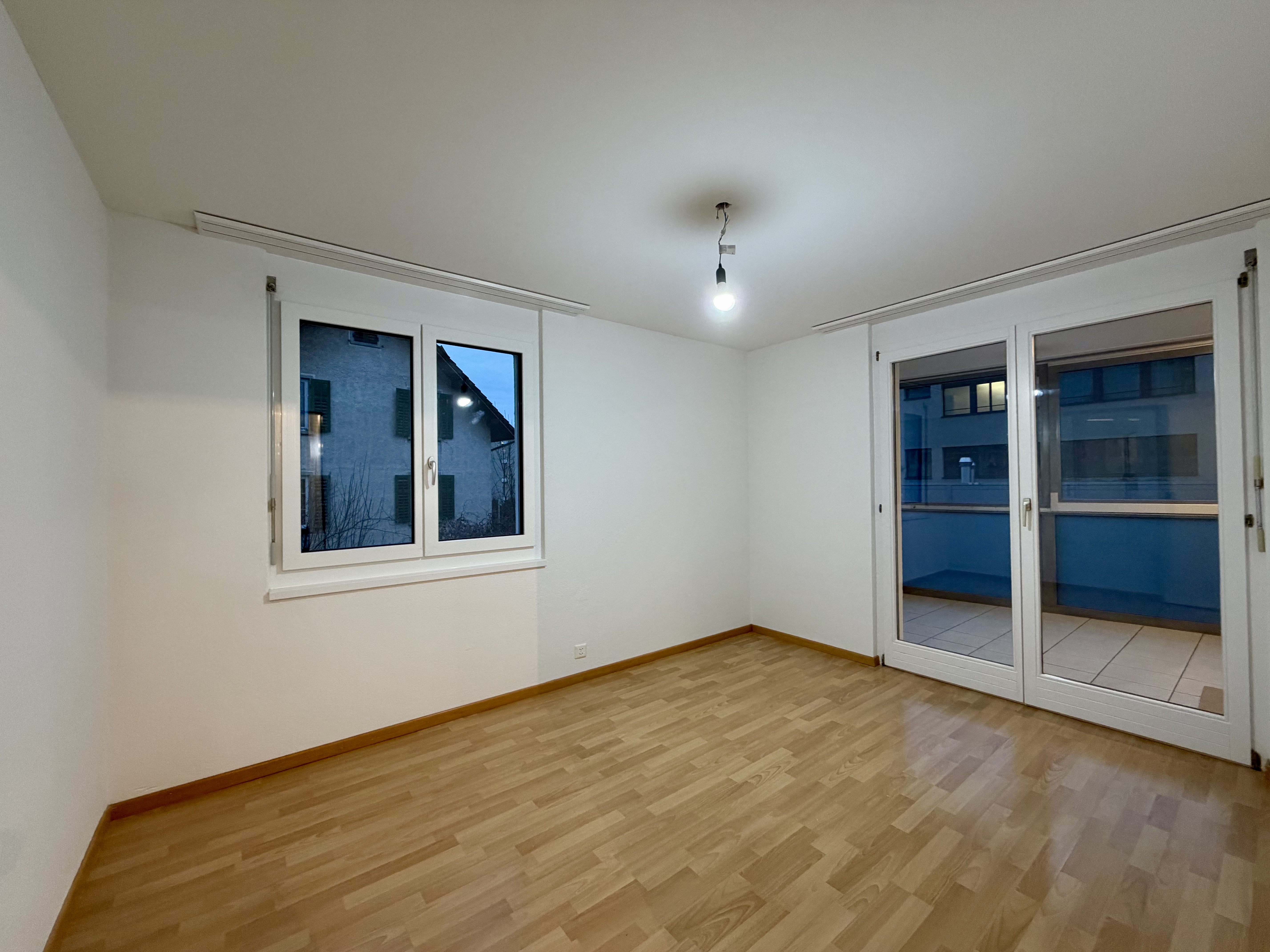 HELL UND ZENTRAL, NÄHE BAHNHOF - Bild 2