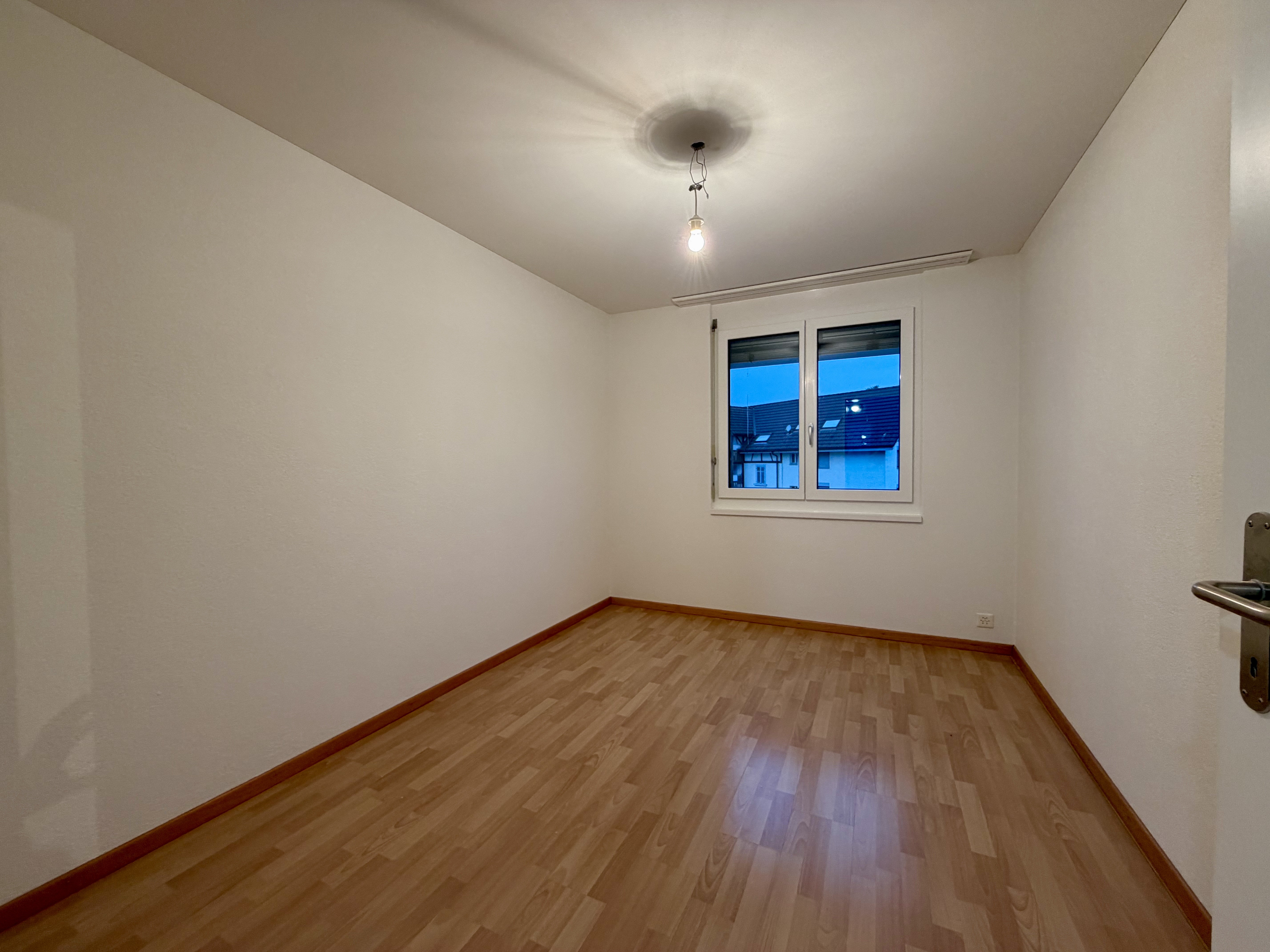 HELL UND ZENTRAL, NÄHE BAHNHOF - Bild 6