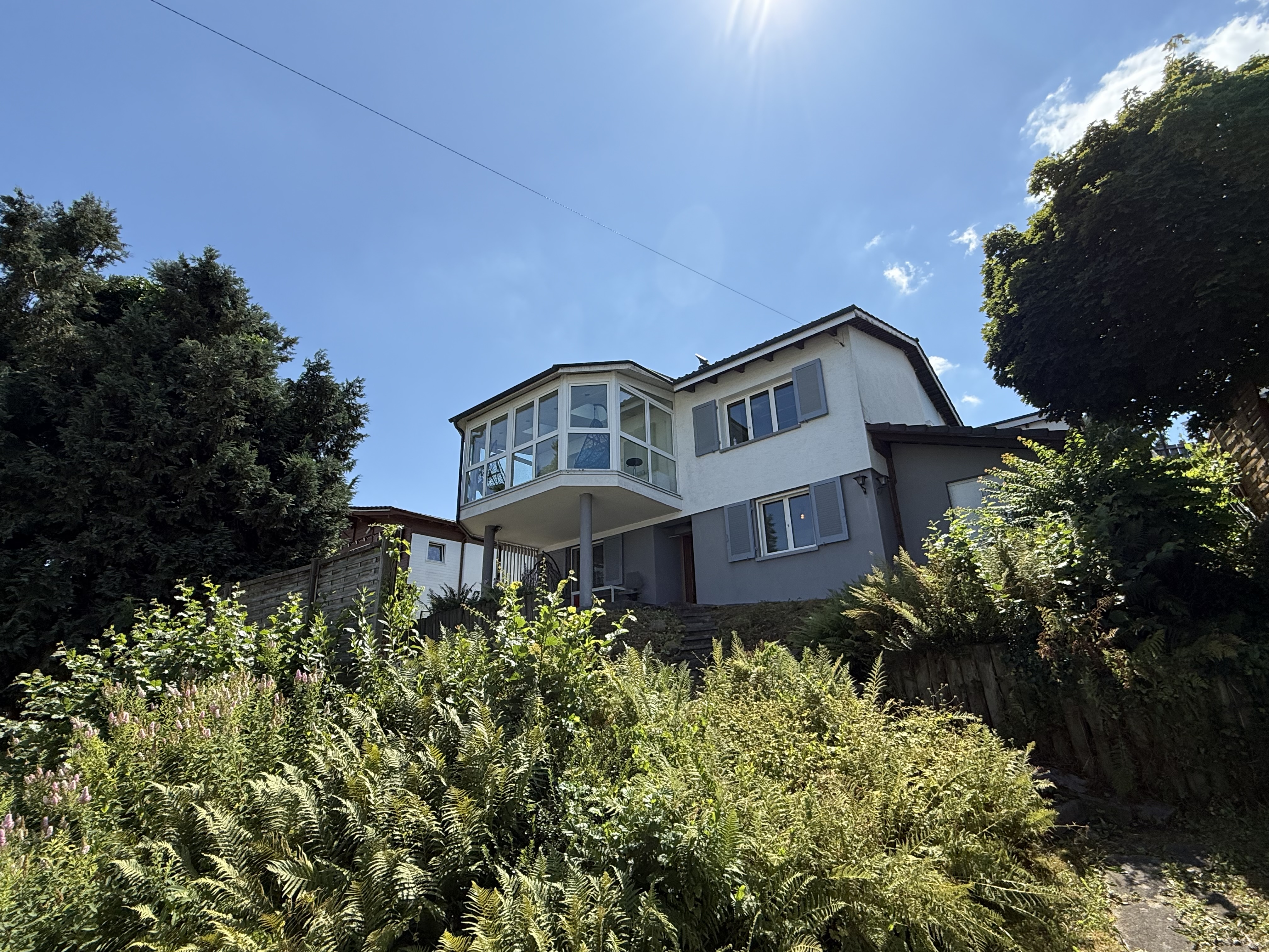 LEICHT ERHÖHTE LAGE