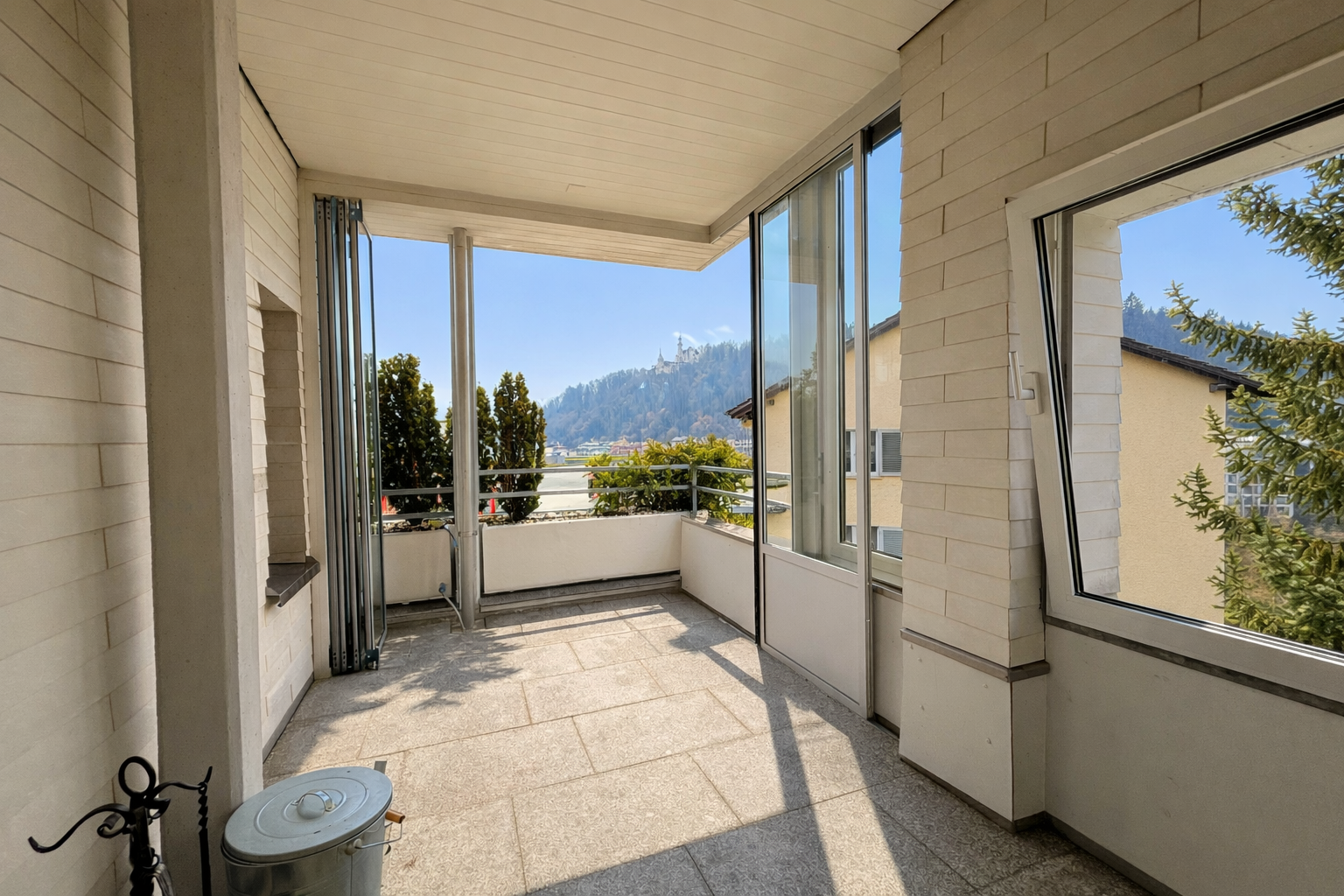 Hohe Lebensqualität, sehr zentral, mit Weitsicht - Bild 2