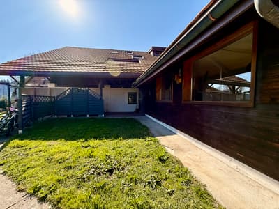 PRAKTISCH MIT EIGENEM GROSSEN GARTENSITZPLATZ